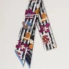 Smal scarf – grafiskt blommönster med natthimmel och orkidéblommor Återvunnen polyester