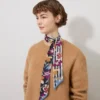 Smal scarf – grafiskt blommönster med natthimmel och orkidéblommor Återvunnen polyester