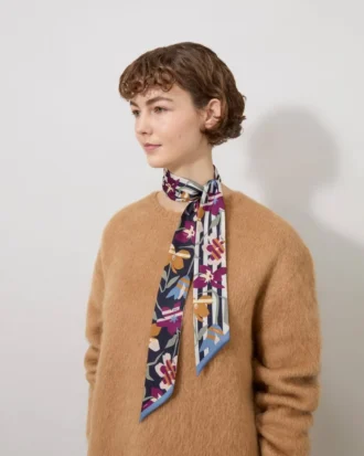 Smal scarf – grafiskt blommönster med natthimmel och orkidéblommor Återvunnen polyester Smal scarf – grafiskt blommönster med natthimmel och orkidéblommor Återvunnen polyester