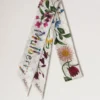 Smal scarf – vilda blommor, äggskal, återvunnen polyester Smal scarf – vilda blommor, äggskal, återvunnen polyester