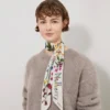 Smal scarf – vilda blommor, äggskal, återvunnen polyester Smal scarf – vilda blommor, äggskal, återvunnen polyester