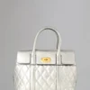 Small Bayswater, begagnad, ljus silverfärgad, quiltad, slät kalvskinn Small Bayswater, begagnad, ljus silverfärgad, quiltad, slät kalvskinn