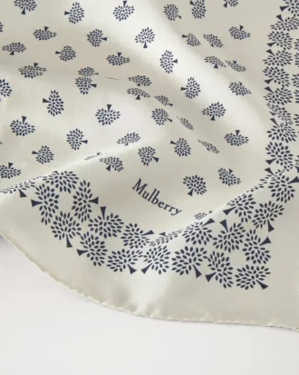 Stor fyrkantig scarf – Mulberry Tree Eggshell Silk Twill Stor fyrkantig scarf – Mulberry Tree Eggshell Silk Twill