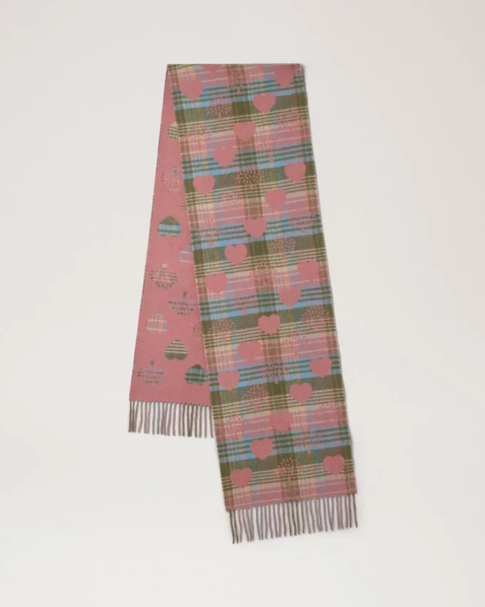 Traditionell rutig och hjärtformad halsduk i mossgrön och rosa, tillverkad av scrumpy merinoull Traditionell rutig och hjärtformad halsduk i mossgrön och rosa, tillverkad av scrumpy merinoull