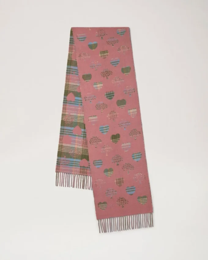 Traditionell rutig och hjärtformad halsduk i mossgrön och rosa, tillverkad av scrumpy merinoull Traditionell rutig och hjärtformad halsduk i mossgrön och rosa, tillverkad av scrumpy merinoull