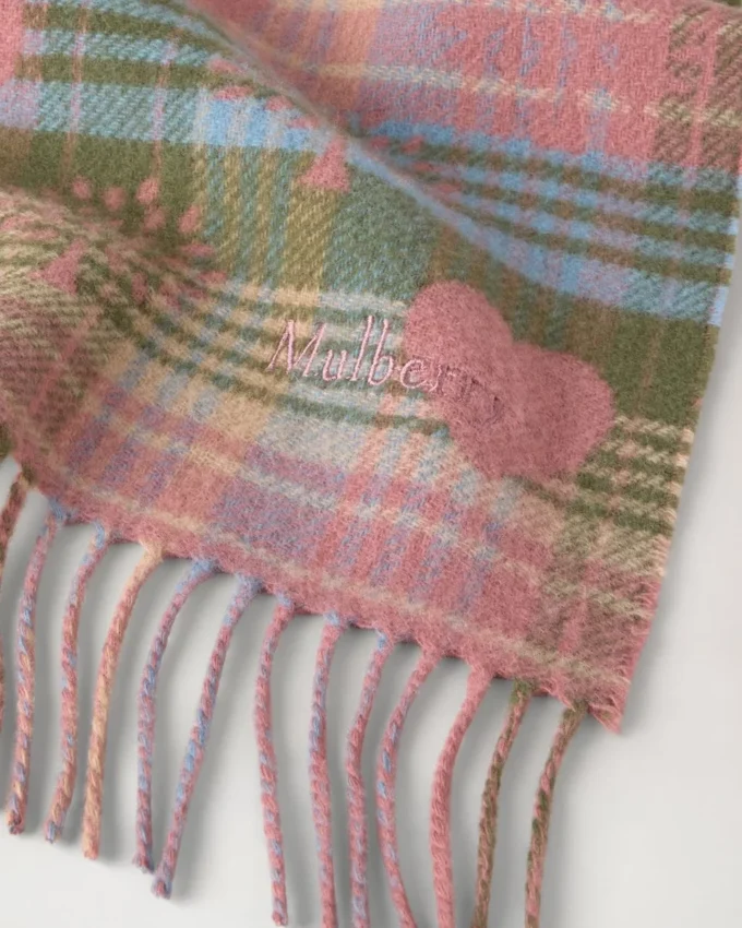 Traditionell rutig och hjärtformad halsduk i mossgrön och rosa, tillverkad av scrumpy merinoull Traditionell rutig och hjärtformad halsduk i mossgrön och rosa, tillverkad av scrumpy merinoull