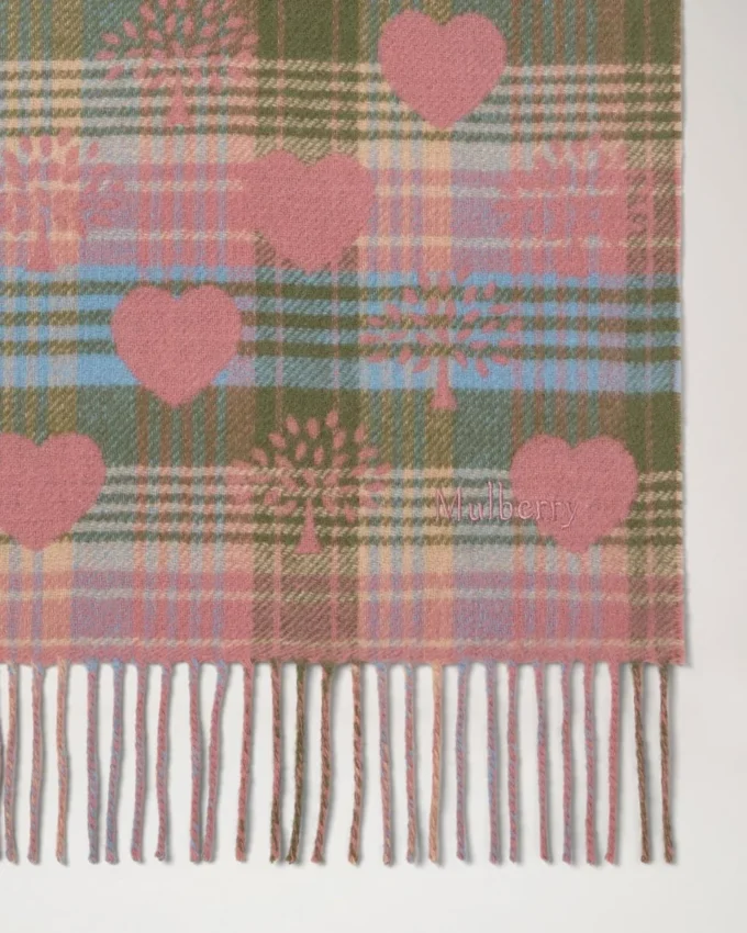 Traditionell rutig och hjärtformad halsduk i mossgrön och rosa, tillverkad av scrumpy merinoull Traditionell rutig och hjärtformad halsduk i mossgrön och rosa, tillverkad av scrumpy merinoull