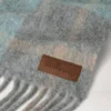 Överdimensionerad rutig texturerad halsduk i grått och ljusblått ullblandning Överdimensionerad rutig texturerad halsduk i grått och ljusblått ullblandning