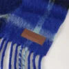 Överdimensionerad rutig texturerad halsduk i koboltblått och svart ullblandning Överdimensionerad rutig texturerad halsduk i koboltblått och svart ullblandning