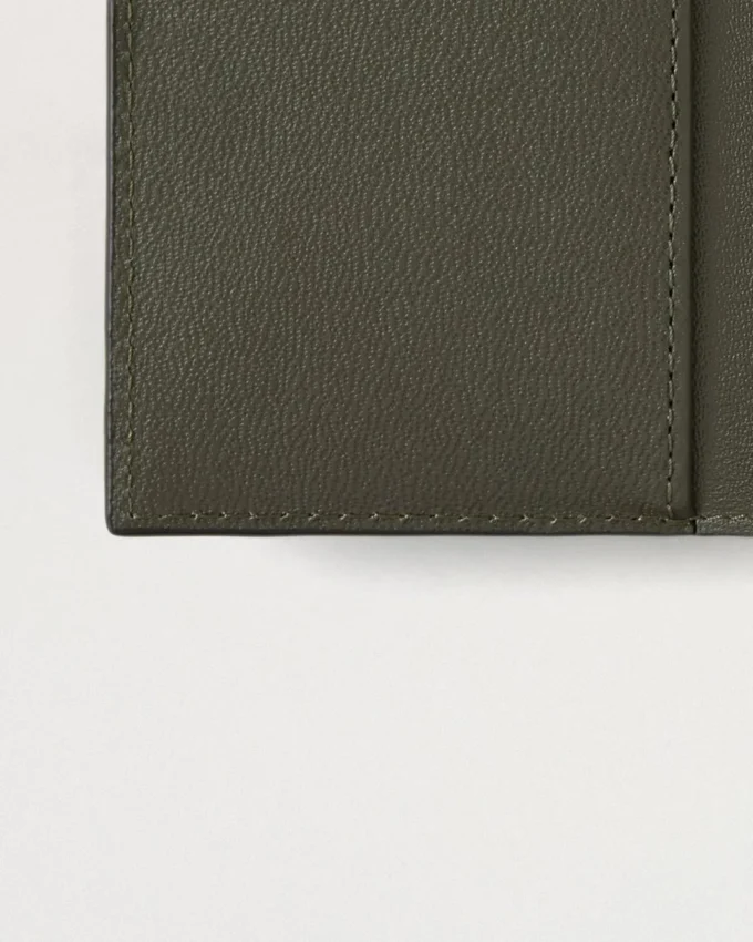 Vikbar plånbok för flera kort, Juniper Green, Small Classic Grain Vikbar plånbok för flera kort, Juniper Green, Small Classic Grain