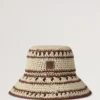 Virkad bucket hat i beige och ekfärgad pappersraffia för män Virkad bucket hat i beige och ekfärgad pappersraffia för män