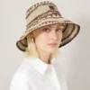 Virkad bucket hat i beige och ekfärgad pappersraffia för män Virkad bucket hat i beige och ekfärgad pappersraffia för män