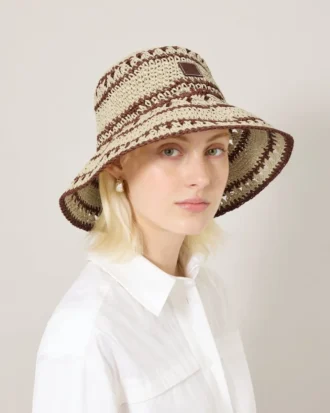 Virkad bucket hat i beige och ekfärgad pappersraffia för män Virkad bucket hat i beige och ekfärgad pappersraffia för män