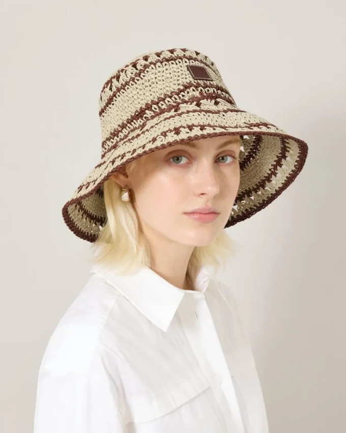 Virkad bucket hat i beige och ekfärgad pappersraffia för män Virkad bucket hat i beige och ekfärgad pappersraffia för män