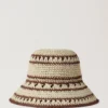 Virkad bucket hat i beige och ekfärgad pappersraffia för män Virkad bucket hat i beige och ekfärgad pappersraffia för män