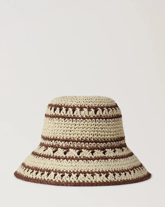 Virkad bucket hat i beige och ekfärgad pappersraffia för män Virkad bucket hat i beige och ekfärgad pappersraffia för män