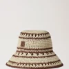 Virkad bucket hat i beige och ekfärgad pappersraffia för män Virkad bucket hat i beige och ekfärgad pappersraffia för män