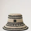 Virkad bucket hat i beige och svart pappersraffia för män Virkad bucket hat i beige och svart pappersraffia för män