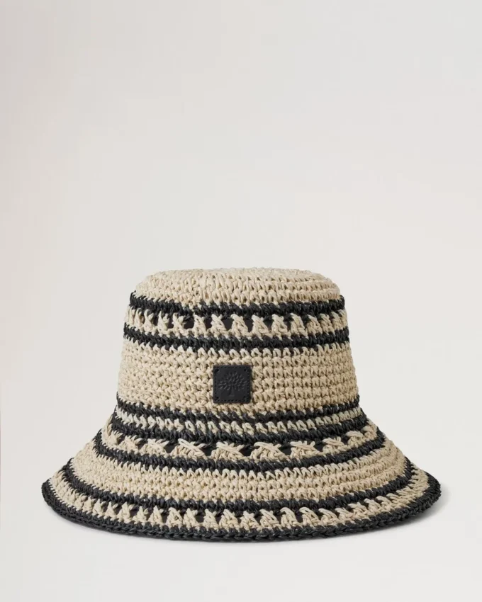 Virkad bucket hat i beige och svart pappersraffia för män Virkad bucket hat i beige och svart pappersraffia för män