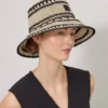 Virkad bucket hat i beige och svart pappersraffia för män Virkad bucket hat i beige och svart pappersraffia för män