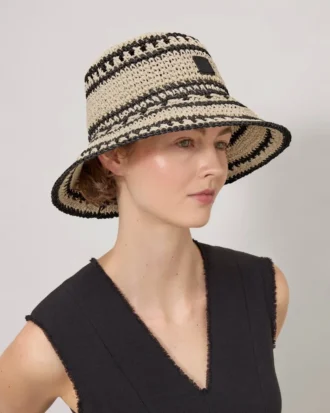 Virkad bucket hat i beige och svart pappersraffia för män Virkad bucket hat i beige och svart pappersraffia för män