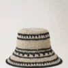Virkad bucket hat i beige och svart pappersraffia för män Virkad bucket hat i beige och svart pappersraffia för män
