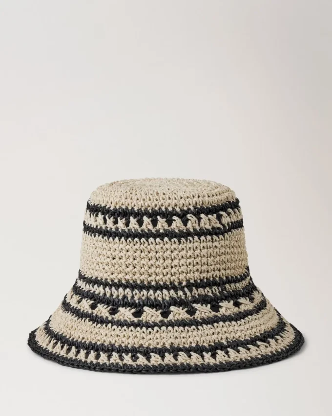 Virkad bucket hat i beige och svart pappersraffia för män Virkad bucket hat i beige och svart pappersraffia för män