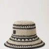 Virkad bucket hat i beige och svart pappersraffia för män Virkad bucket hat i beige och svart pappersraffia för män