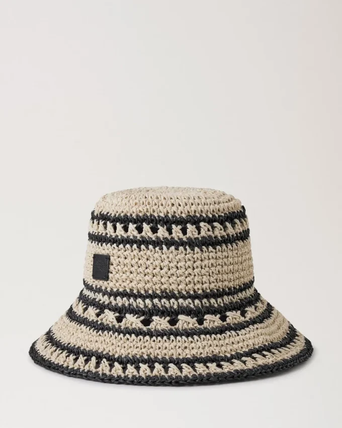 Virkad bucket hat i beige och svart pappersraffia för män Virkad bucket hat i beige och svart pappersraffia för män