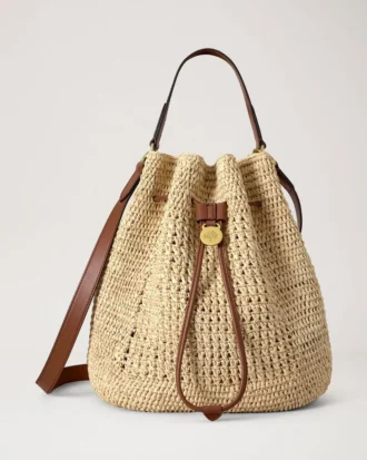 Virkad hinkväska i naturfärgad virkad raffia – sommarutgåva Virkad hinkväska i naturfärgad virkad raffia – sommarutgåva
