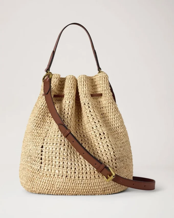 Virkad hinkväska i naturfärgad virkad raffia – sommarutgåva Virkad hinkväska i naturfärgad virkad raffia – sommarutgåva