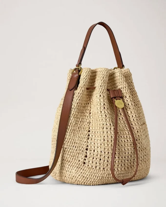 Virkad hinkväska i naturfärgad virkad raffia – sommarutgåva Virkad hinkväska i naturfärgad virkad raffia – sommarutgåva