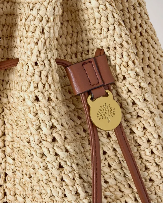 Virkad hinkväska i naturfärgad virkad raffia – sommarutgåva Virkad hinkväska i naturfärgad virkad raffia – sommarutgåva