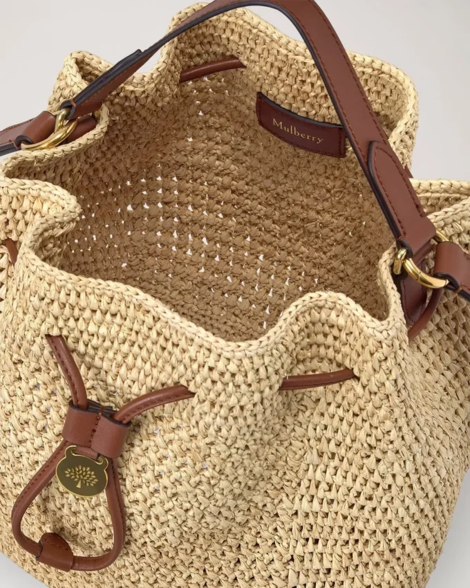Virkad hinkväska i naturfärgad virkad raffia – sommarutgåva Virkad hinkväska i naturfärgad virkad raffia – sommarutgåva