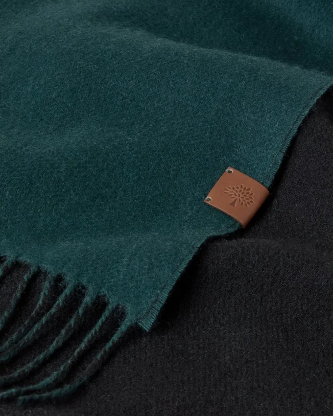 Vändbar tvåfärgad kashmirhalsduk i Mulberry Green och svart kashmir