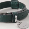 Xs läderhalsband i Mulberry Green, små klassiska mönster Xs läderhalsband i Mulberry Green, små klassiska mönster